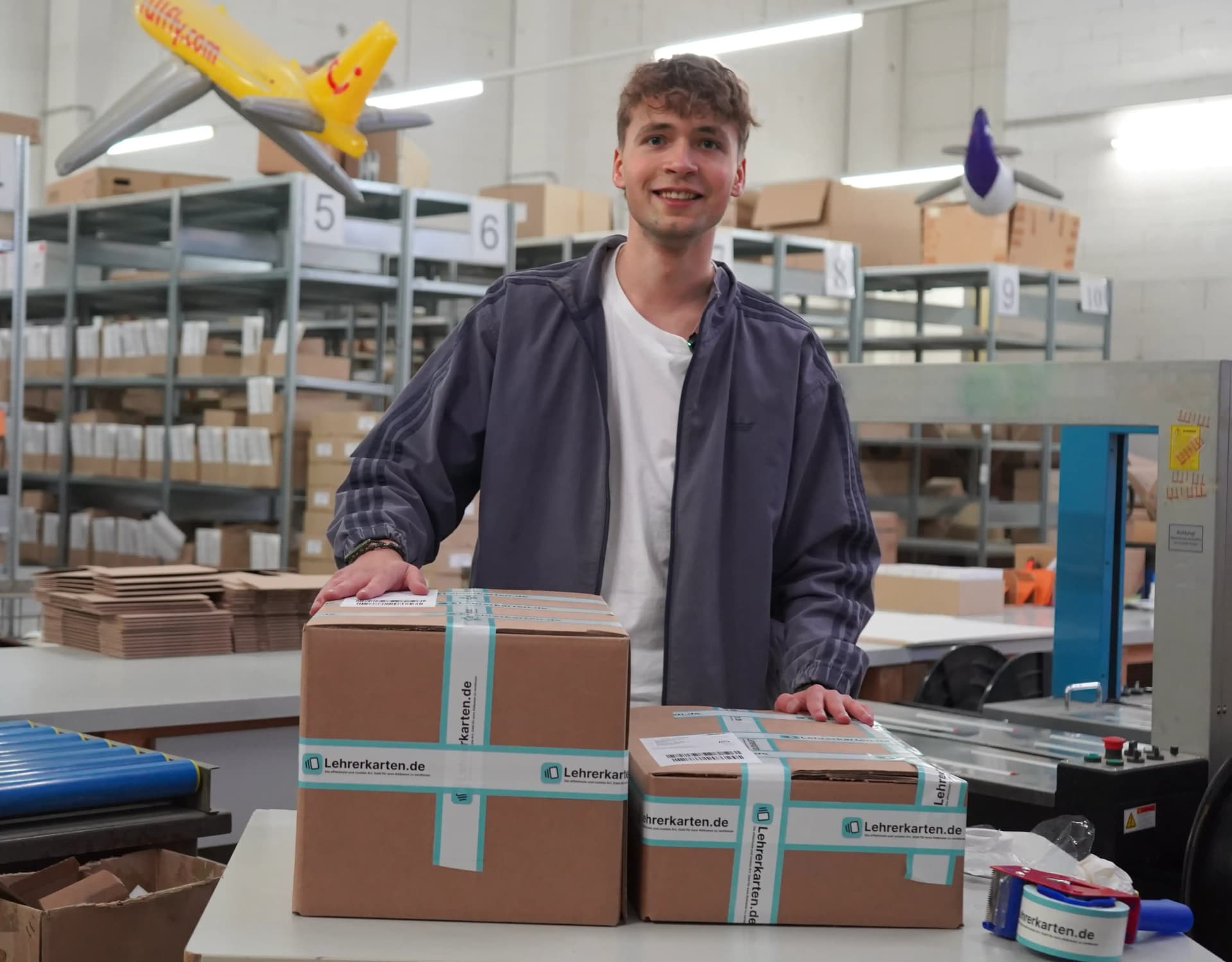 Aiko beim Verpacken von Paketen