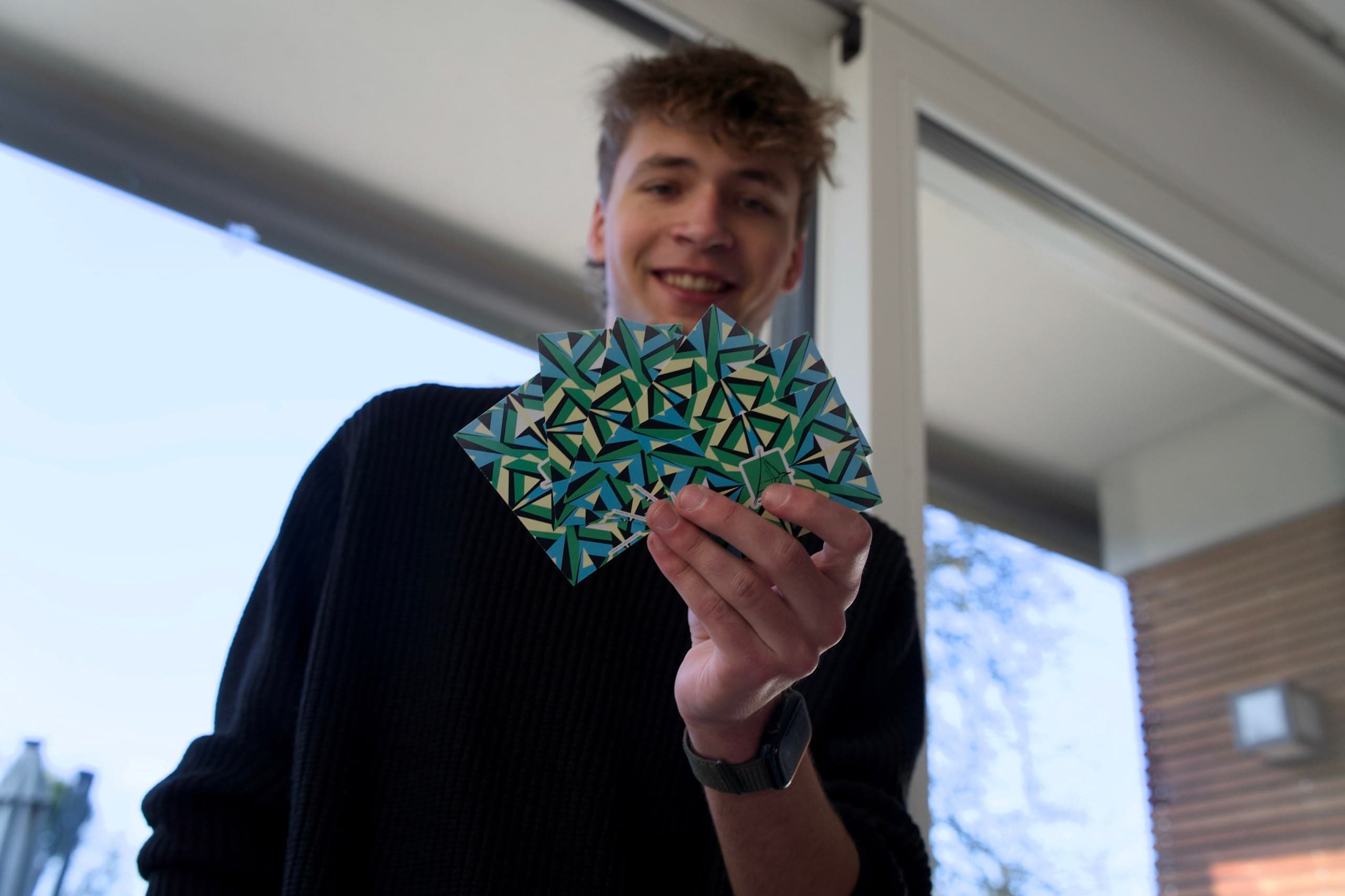 Person hält Lehrerkarten in der Hand