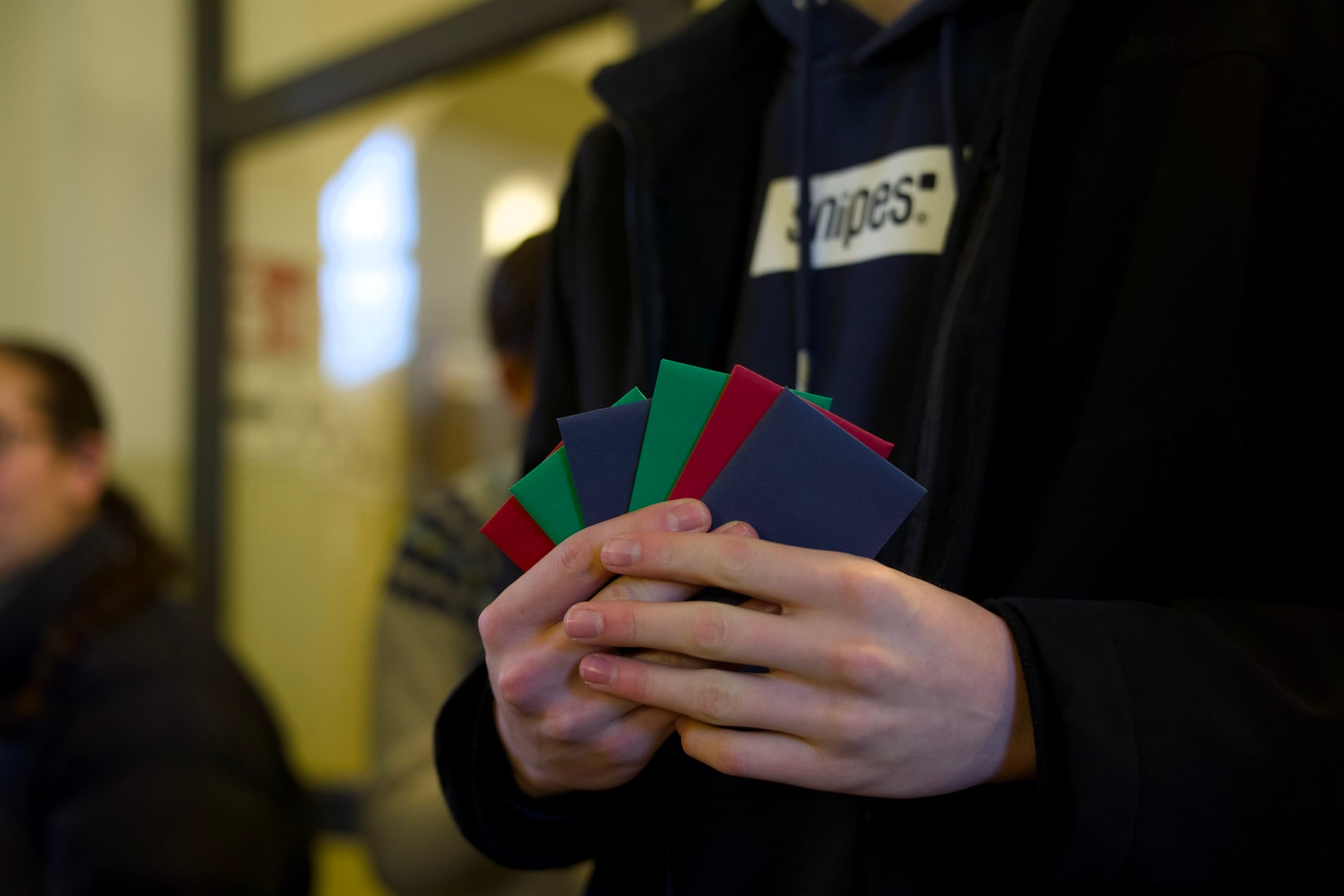 Person hält Lehrerkarten Packs in der Hand