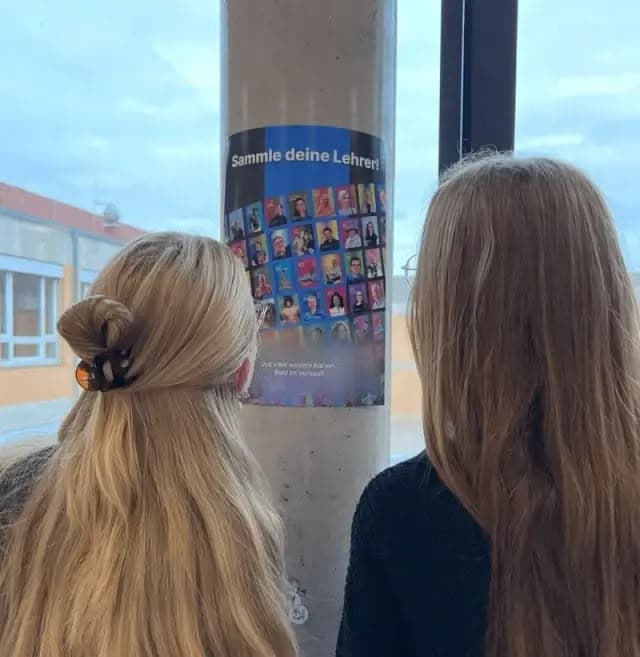 Personen schauen individuelles Werbeplakat von Lehrerkarten.de an
