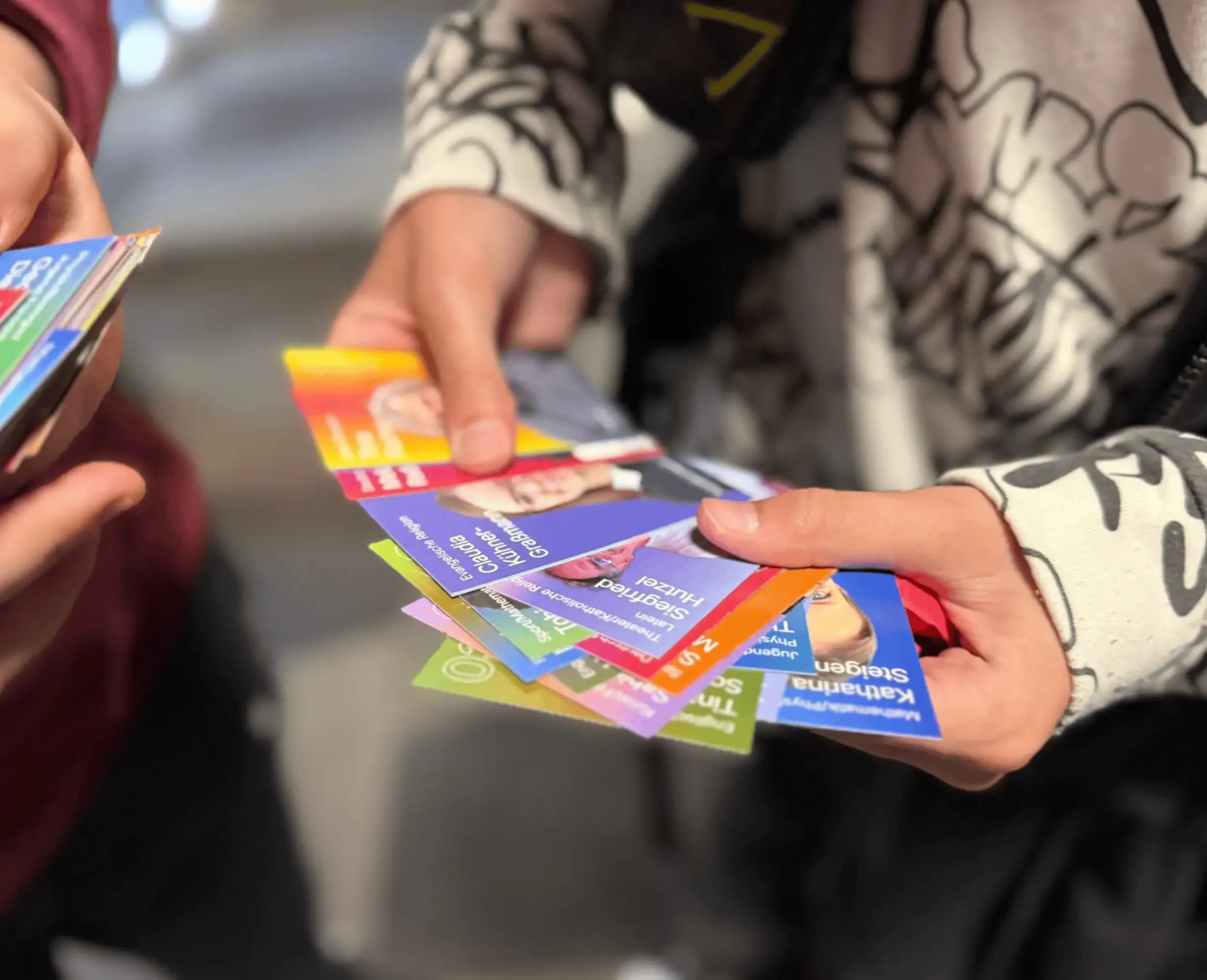 Schüler sammeln Lehrerkarten