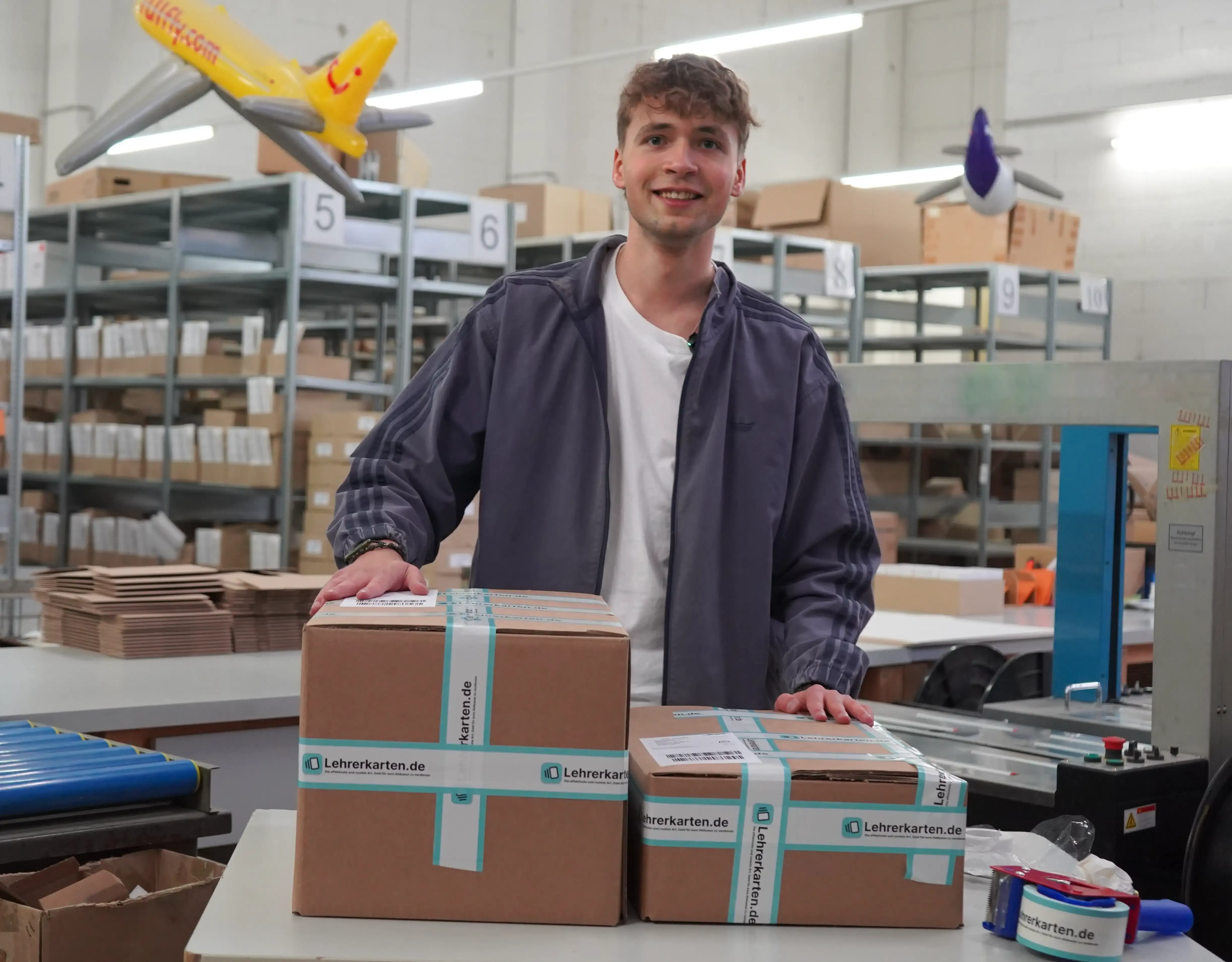 Aiko beim Verpacken von Paketen